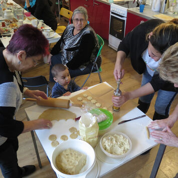 Teilnehmerinnen des Frauencafés backen gemeinsam Kekse