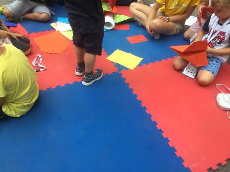 Kinder beim gemeinsamen Basteln