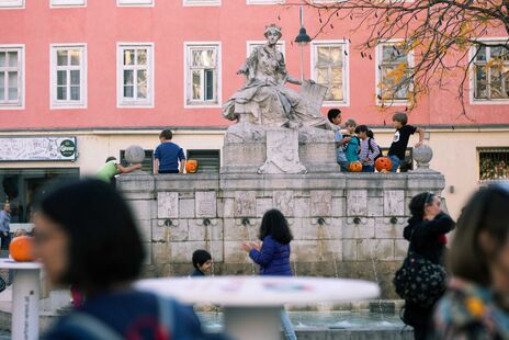 Kürbisse fanden überall Platz - auch auf historischen Statuen