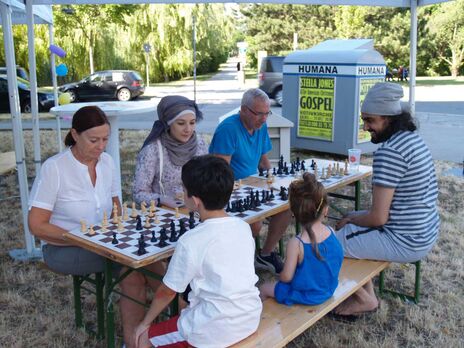 Groß und Klein bei der Nachbarschaftlichen Schachpartie