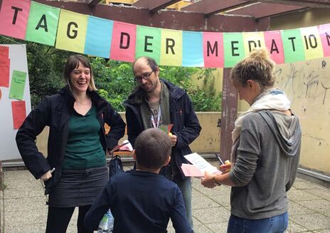 BewohnerInnen mit wohnpartner-Mitarbeitern beim Tag der Mediation