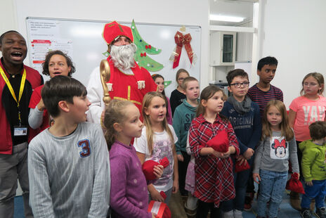 Gruppenfoto mit Nikolo und Kindern im BewohnerInnen-Zentrum Steinergasse