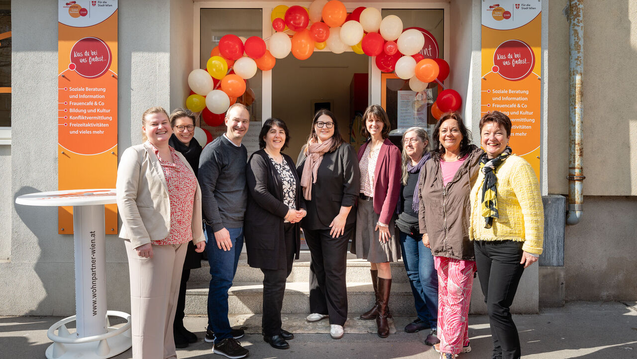 Ein Foto von der Eröffnung des Grätzl-Zentrum Krieau im April 2025. Vor dem mit bunten Luftballons geschmückten Eingang stehen mehrere Personen, in der Mitte Vizebürgermeisterin Kathrin Gaál.