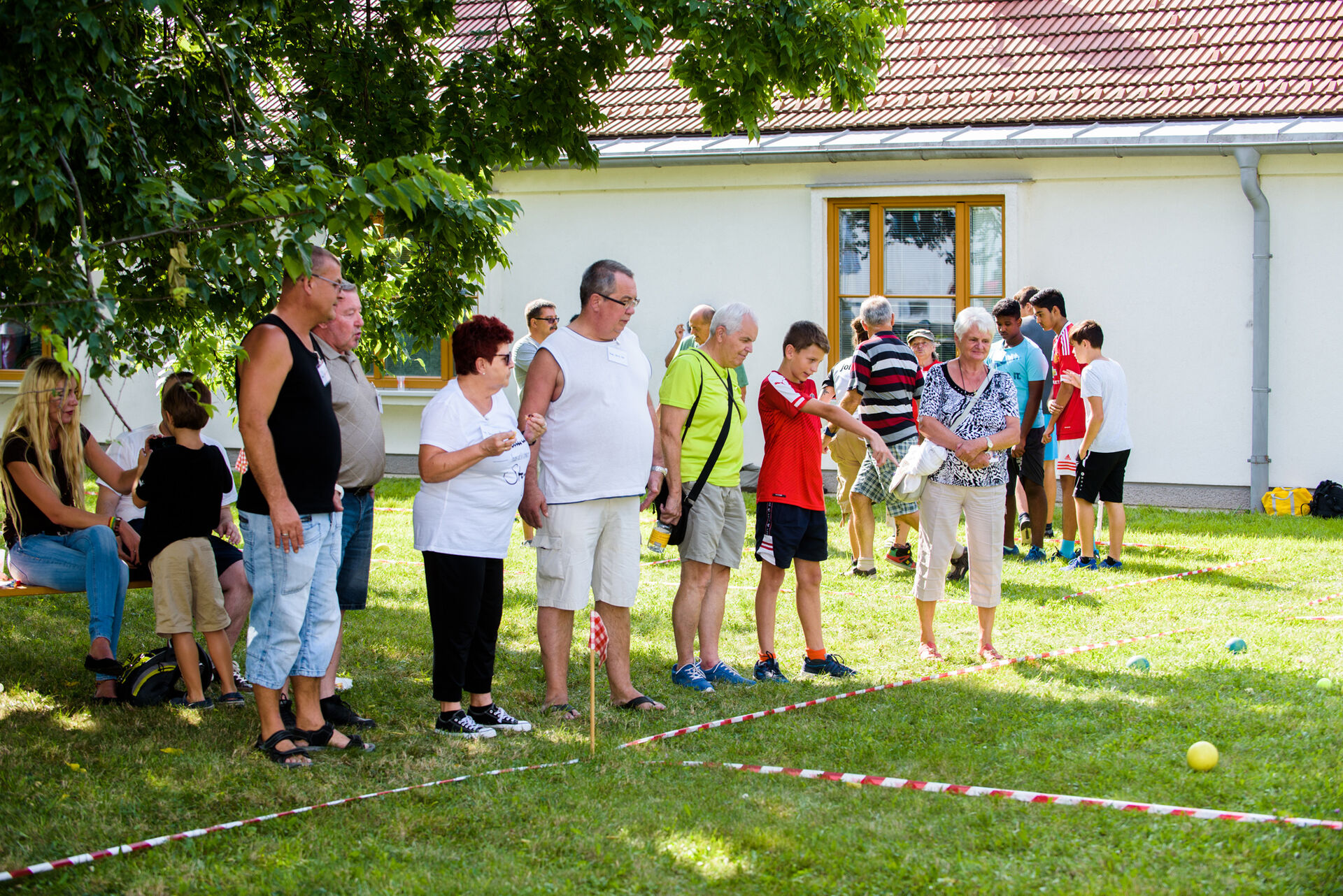 BewohnerInnen beim Boccia Spiel.