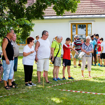 BewohnerInnen beim Boccia Spiel.