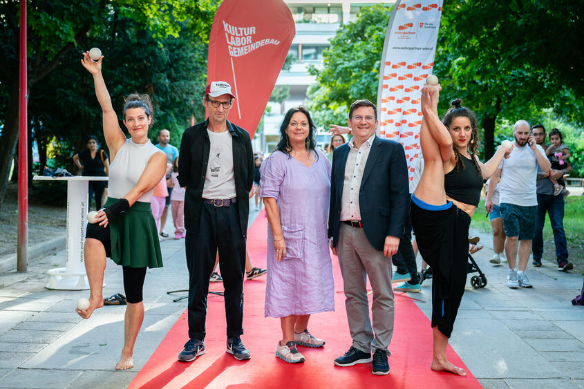 (v.l.n.r.): Akrobatin Ruth Biller, Kulturlabor-Leiter Arno Rabl, wohnpartner-Bereichsleiterin Claudia Huemer, Bezirksvorsteher Wilfried Zankl und Akrobatin Ariane Öchsner