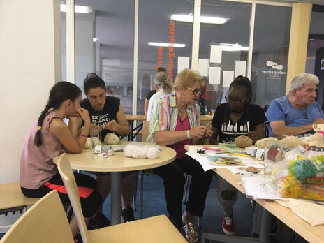 Austausch beim Häkeln