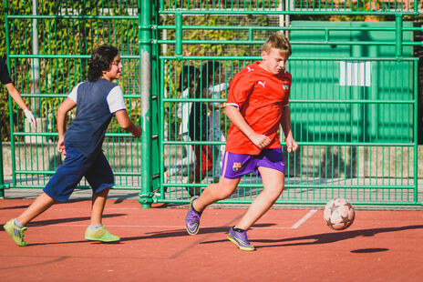 Das Fußballturnier ist im vollen Gange.