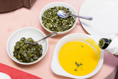 Kürbissuppe mit Kürbiskernöl und Kürbiskernen