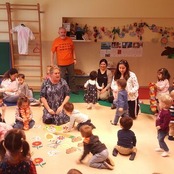 Zahlreiche kleine BesucherInnen beim Frühlingsfest