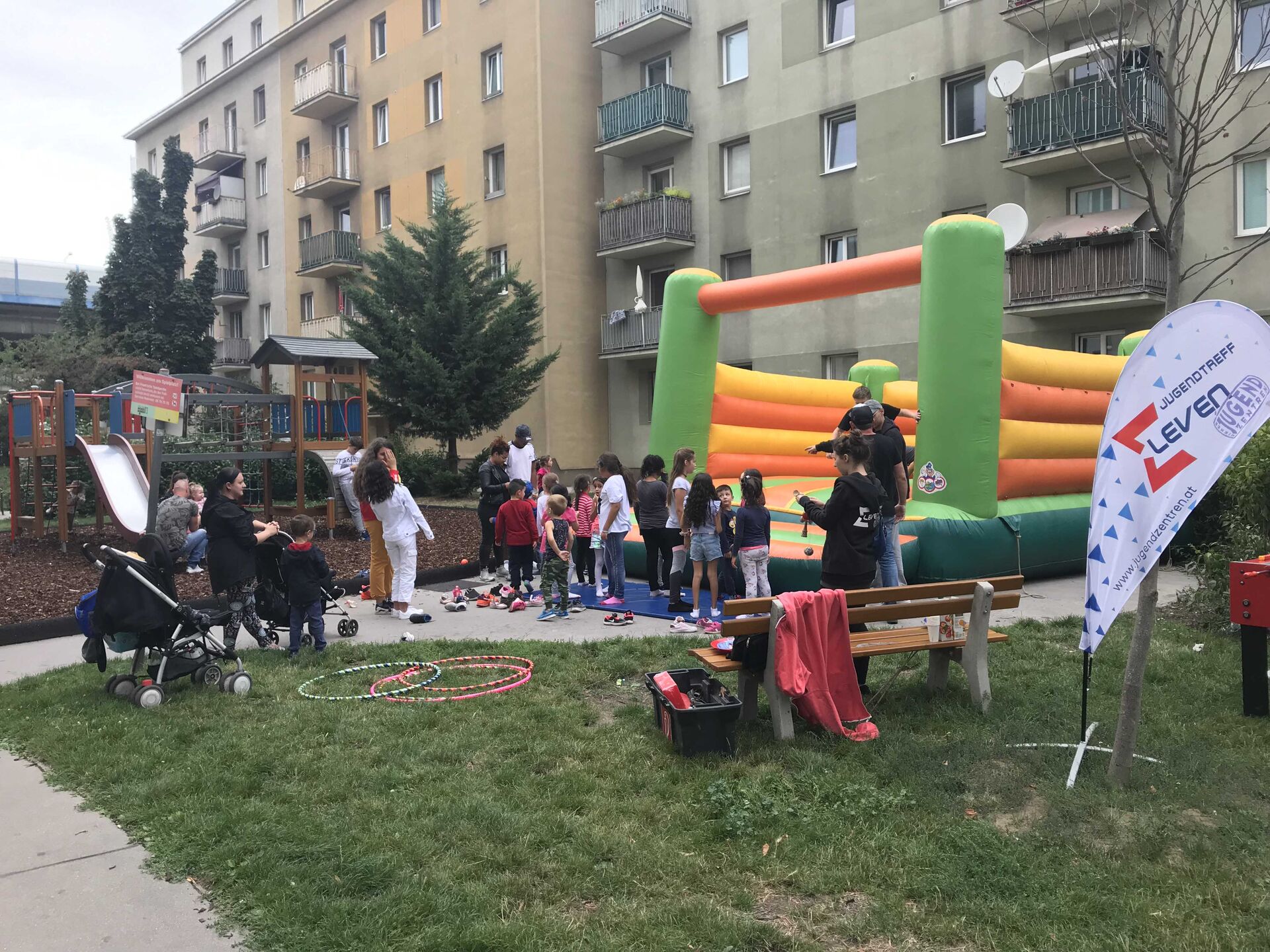 Zahlreiche BesucherInnen beim Hoffest