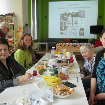 Teilnehmerinnen des Frauencafés beim Vortrag