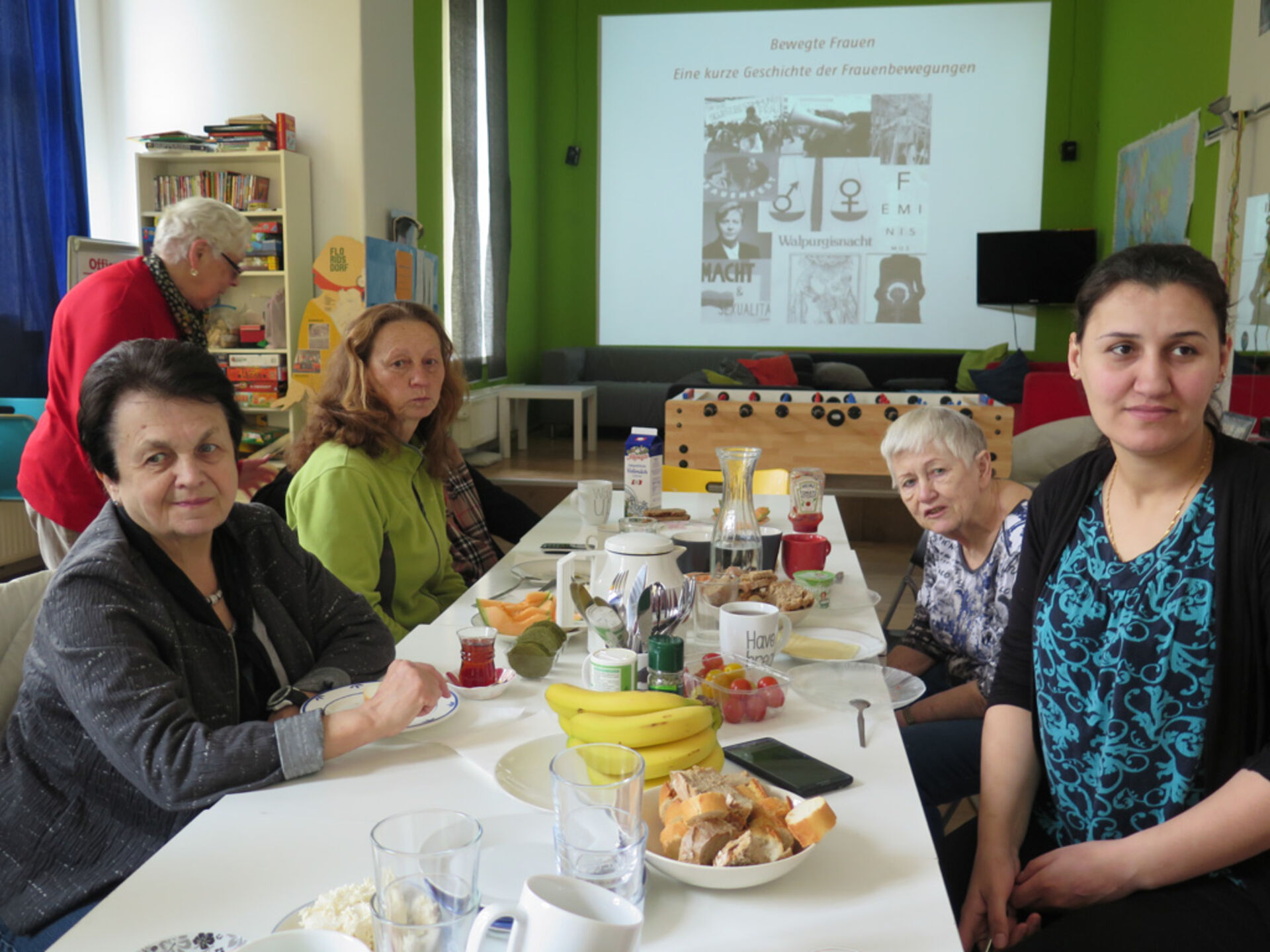 Teilnehmerinnen des Frauencafés beim Vortrag