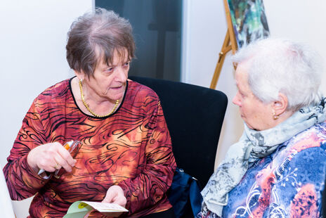 Besucherinnen im Gespräch