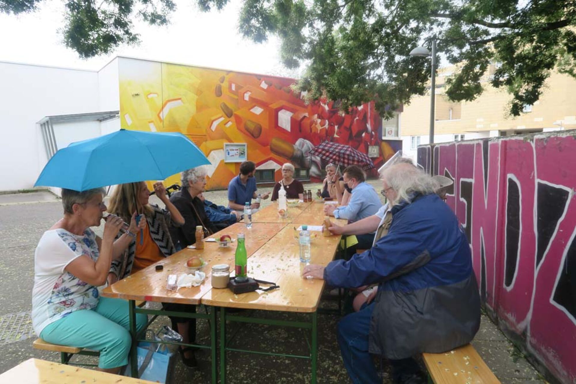 Gemeinsames Freitagscafé mit zahlreichen BewohnerInnen im Karl-Wrba-Hof bei Regen