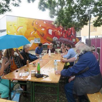 Gemeinsames Freitagscafé mit zahlreichen BewohnerInnen im Karl-Wrba-Hof bei Regen