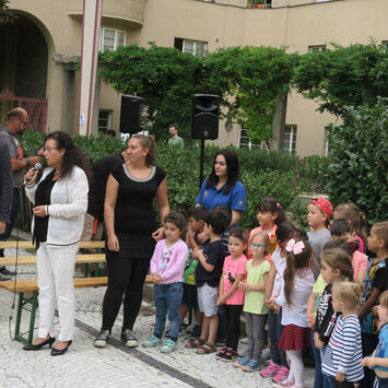Viele BesucherInnen bei der Kunstflaniermeile im Reumannhof