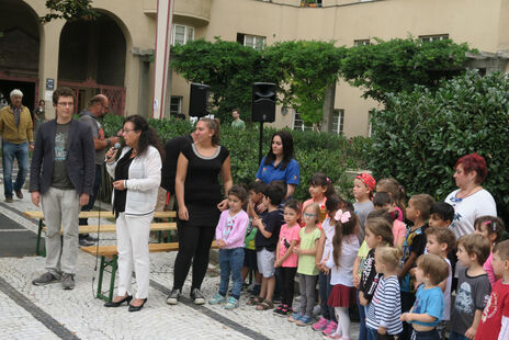 Viele BesucherInnen bei der Kunstflaniermeile im Reumannhof