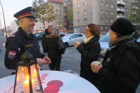 BesucherInnen Winterzauber beim Punsch-trinken