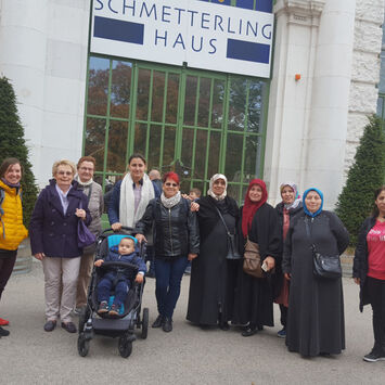 Teilnehmerinnen des Frauencafés vor dem Schmetterlingshaus