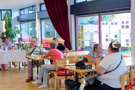 BesucherInnen tauschen sich im BewohnerInnen-Zentrum untereinander aus.