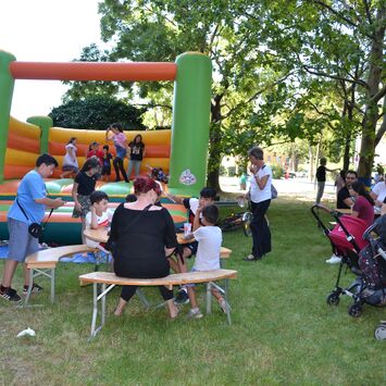 Die Hüpfburg beim Sommerfest in der Bassena 10 lockte viele BesucherInnen an