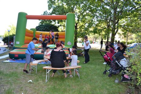 Die Hüpfburg beim Sommerfest in der Bassena 10 lockte viele BesucherInnen an