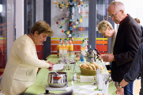 BesucherInnen beim Buffet