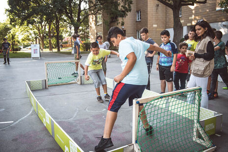 Jungs spielen Fußball.