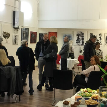 Vernissage mit vielen Besucherinnen und Besuchern