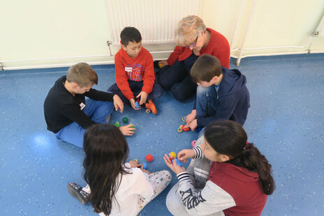 Die Workshops ermutigten die Kinder, offen für gegenseitige Hilfeleistung zu sein. Zudem erfuhren sie, wie sie in Zukunft aus schwierigen Situation herauskommen können und wie sie sich nicht provozieren lassen.