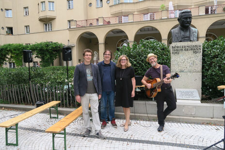 Gruppenbild wohnpartner-Mitarbeiter, Künstler und Bezirksvorsteherin