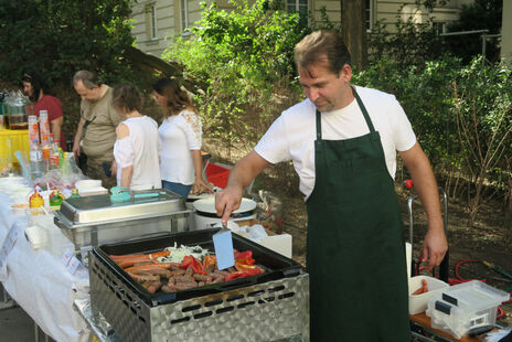 Köstliches Buffet mit Cevapcici lockte viele BesucherInnen an