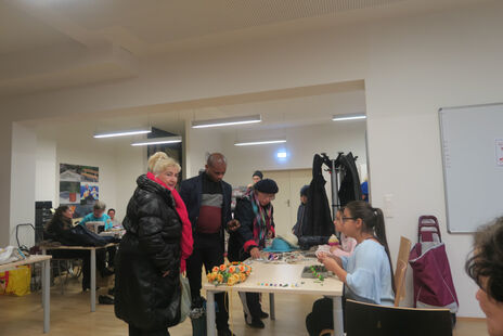 Zahlreiche BesucherInnen beim Flohmarkt im BewohnerInnen-Zentrum Karl-Waldbrunner-Hof