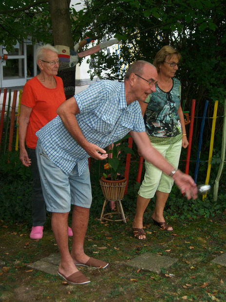 Ein hochkonzentrierter Boccia-Spieler.