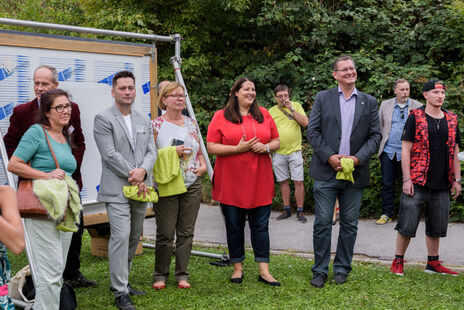 Wohnbaustadträtin Kathrin Gaal mit Bezirksvorsteher Georg Papai und TeilnehmerInnen des Boccia-Turniers