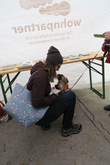 Initiiert von einer Gruppe aktiver MieterInnen fand am 21. September eine Hundeaktion in einer Meidlinger Wohnhausanlage statt.  Hunde willkommen.