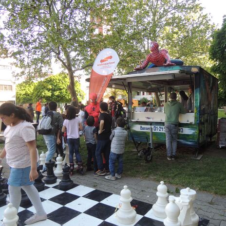 Nachbarschaftliche Schachpartie bei Saisonstart der Comics-Box