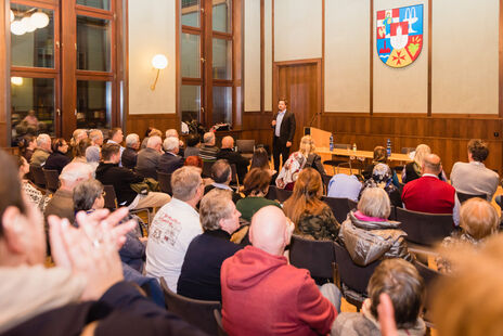 Publikum hört Vortrag zu 