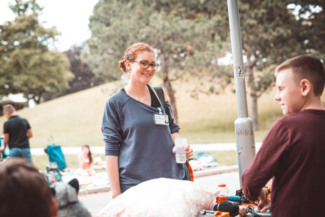 wohnpartner-Mitarbeiterin in Gespräch