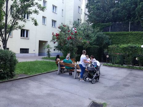 BewohnerInnen beim entspannten Treffen
