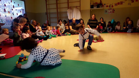Kinder bei Nikolofeier im BewohnerInnen-Zentrum Bassena 10