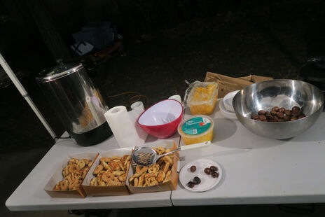 Viel Essen am Punschstand von wohnpartner im Anton-Schmid-Hof