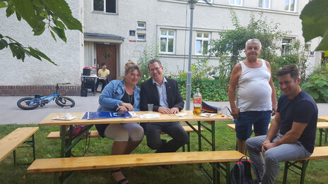Mieter mit Bezirksvorsteher Ernst Nevrivy