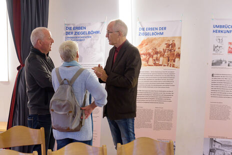 BesucherInnen im Gespräch