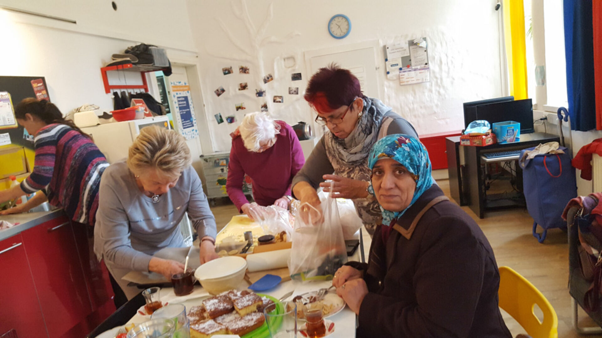 Frauen des Frauencafé bereiten Tisch für gemeinsames Essen vor