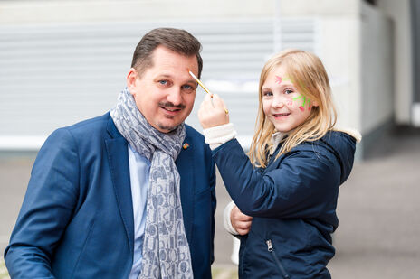 BV Marcus Franz beim Kinderschminken mit vertauschten Rollen