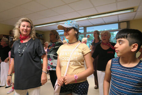 Kinder machen bei der Line-Dance Performance mit.