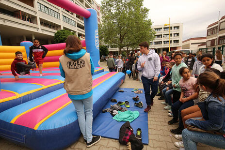 Eine Hüpfburg lockt viele Kinder an. 