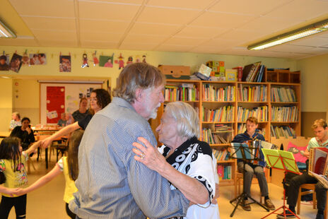 BewohnerInnen tanzen zur Musik